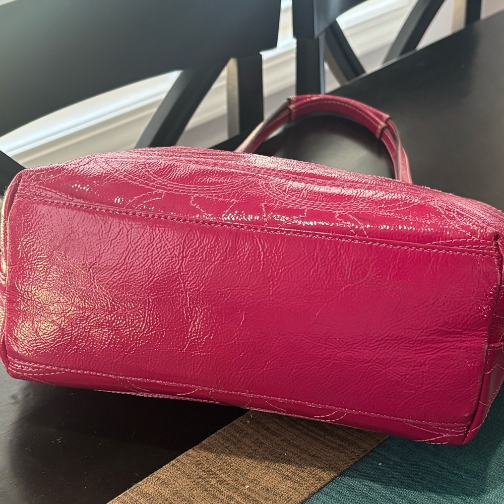 โจ COACH Berry Pink Signature Patent Leather Tote - Iconic stitched "C" pattern - Picture 8 of 16